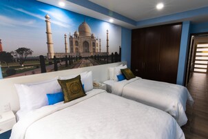 Caja de seguridad en la habitación y tabla de planchar con plancha 