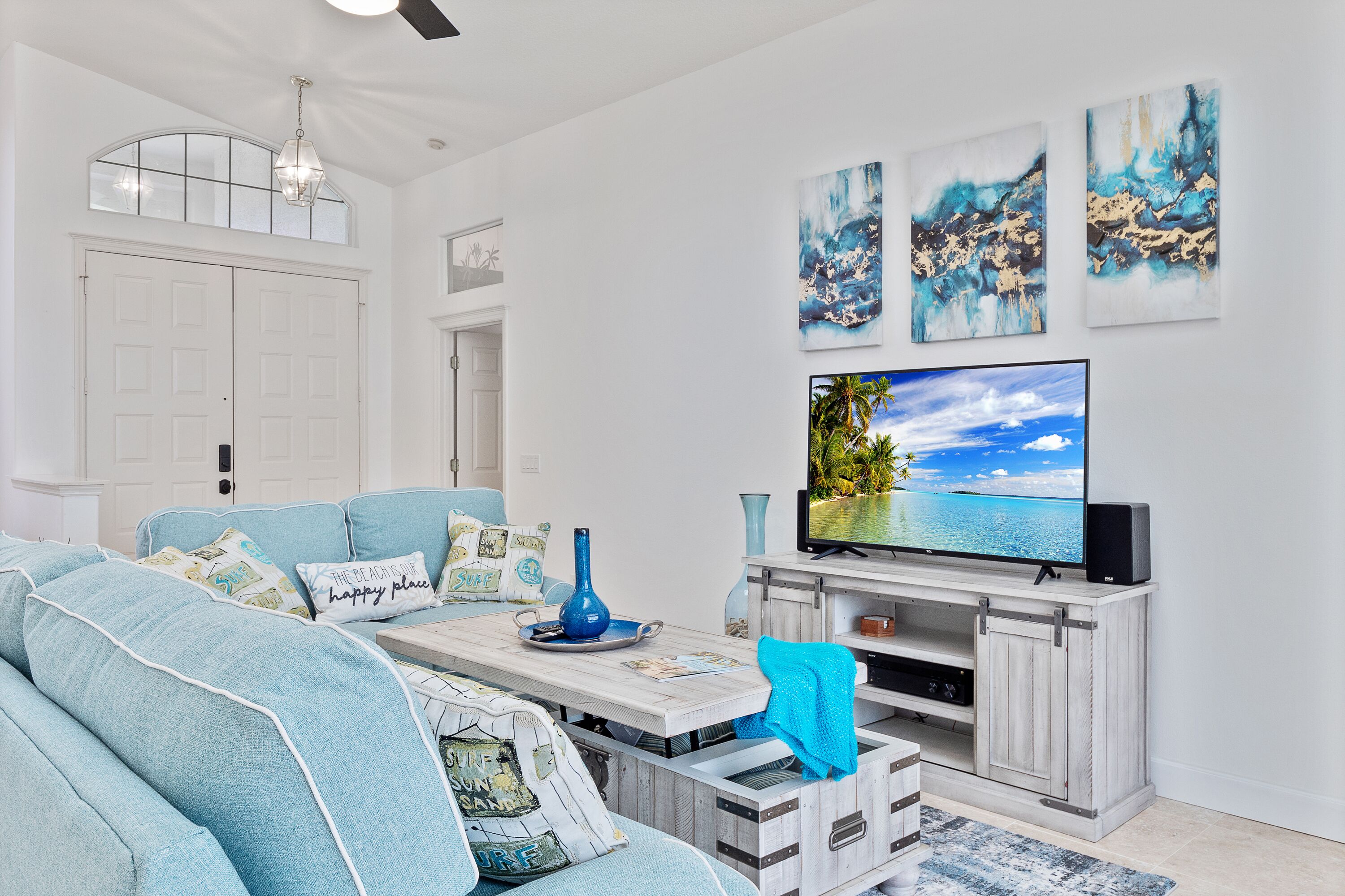 Smart-TV, Tischfußball, Tischtennisplatte, Bücher