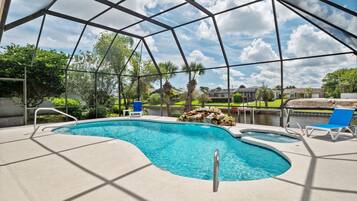 Utomhuspool och uppvÀrmd pool