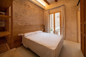 2 bedrooms, iron/ironing board, travel cot, free WiFi