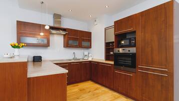 Studio, Balcony | Private kitchen | Microwave, coffee/tea maker, cookware/dishes/utensils