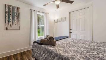 3 dormitorios, escritorio, tabla de planchar con plancha y wifi