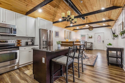 Urban Explorer Pad | Near Downtown + Yard