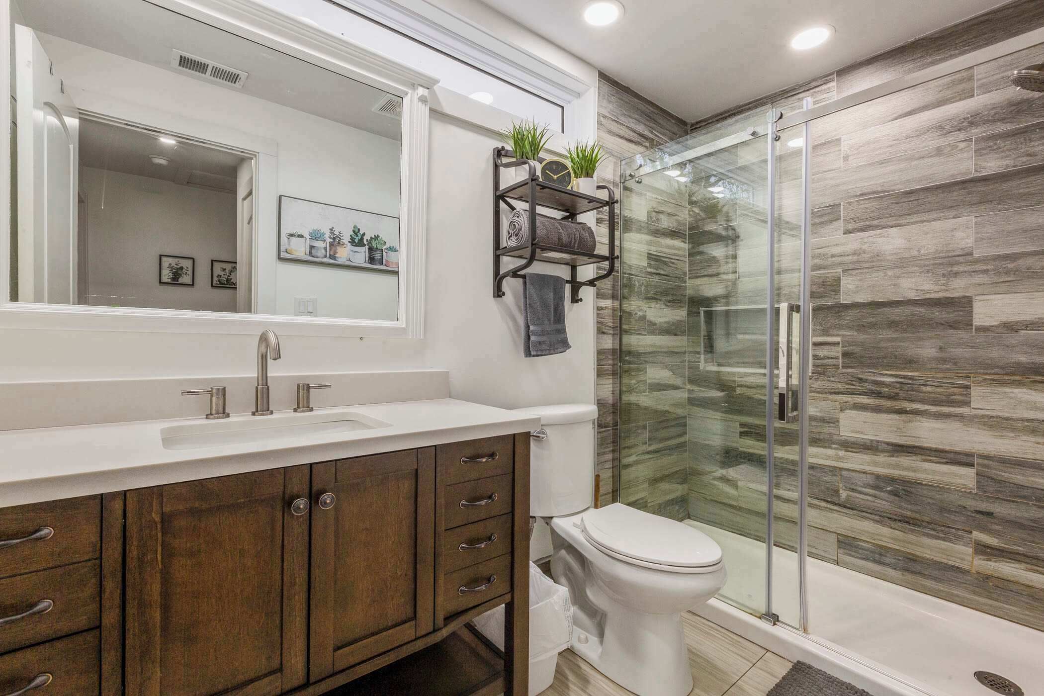 Douche, sèche-cheveux, serviettes fournies