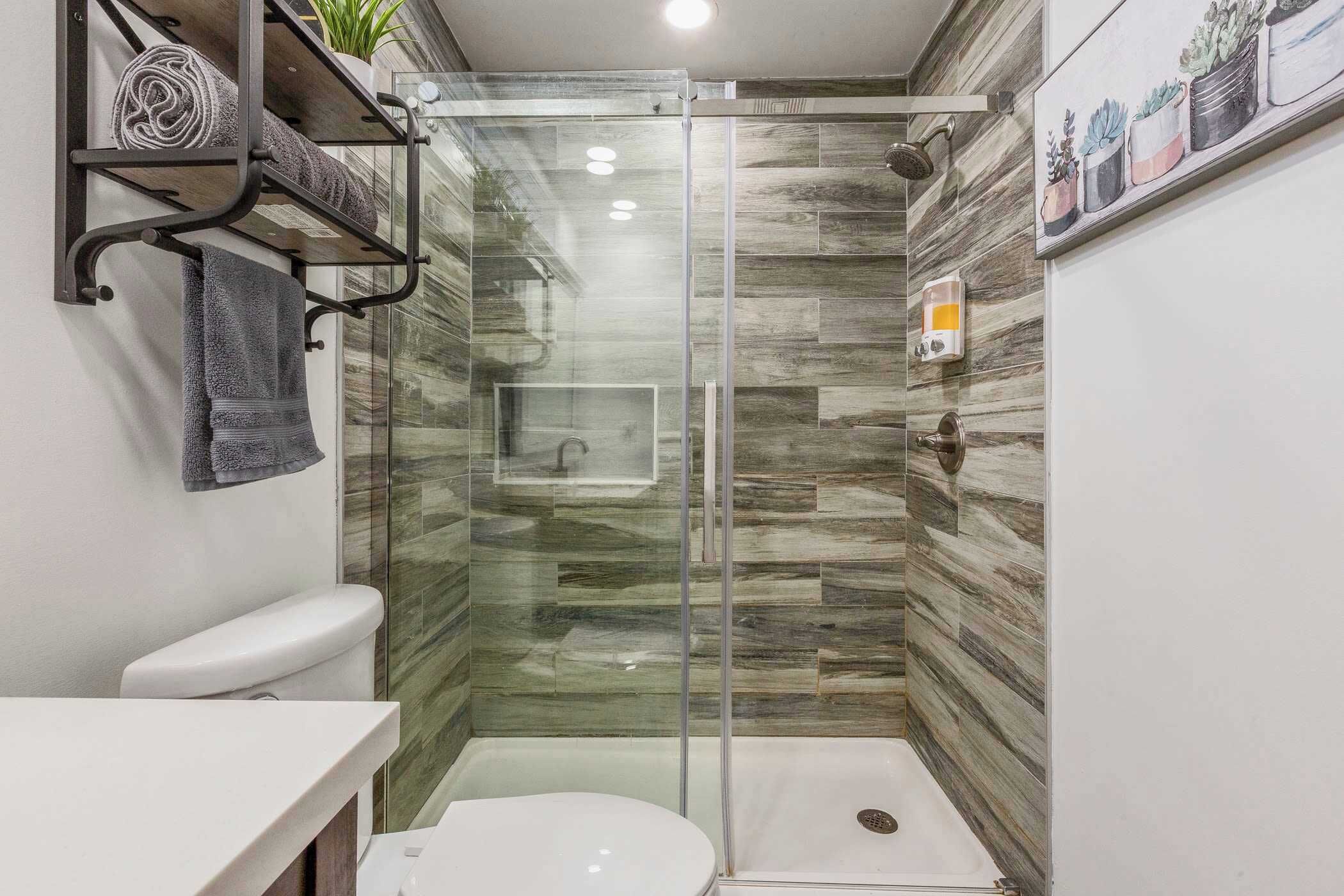 Een douche, een haardroger, handdoeken