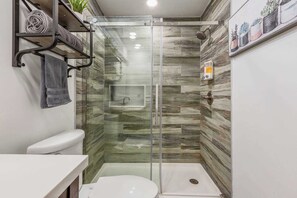 Een douche, een haardroger, handdoeken