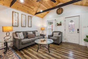 TV, offices - Urban Explorer Pad | Near Downtown + Yard (Jeffersonville)