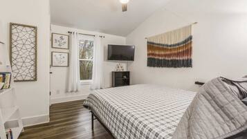 3 makuuhuonetta, työpöytä, silitysrauta/-lauta, Wi-Fi