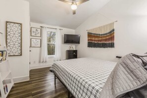 3 habitaciones, escritorio, tabla de planchar con plancha y wifi