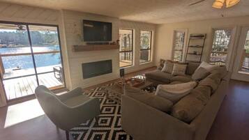 Una Smart TV, una chimenea, libros