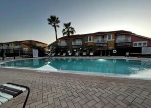 حمّام سباحة خارجي