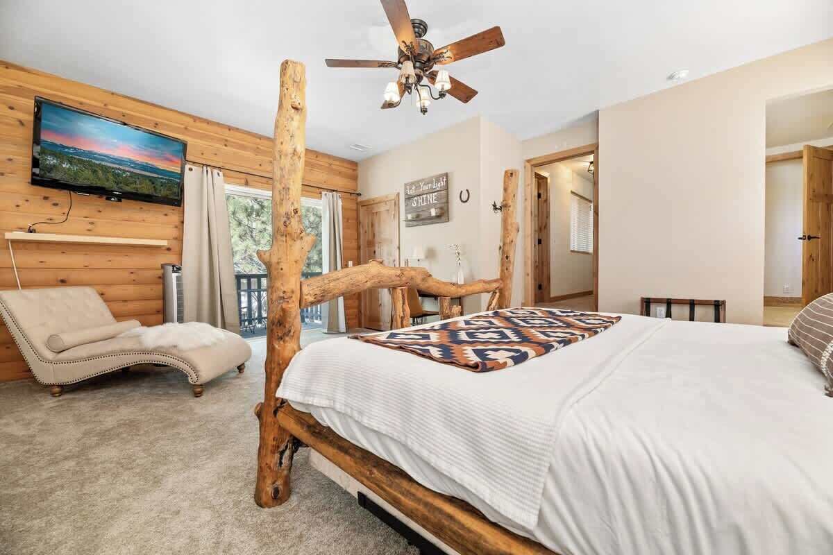 5 bedrooms, desk, iron/ironing board, travel crib