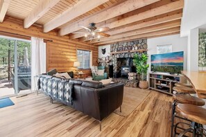 TV, fireplace, video games, offices - Hot Tub-Game Room-Nintendo Switch-BBQ (Big Bear)