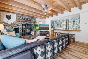 TV, fireplace, video games, offices - Hot Tub-Game Room-Nintendo Switch-BBQ (Big Bear)