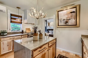 Maison luxueuse | Cuisine privée | Réfrigérateur, four à micro-ondes, surface de cuisson, cafetière-théière