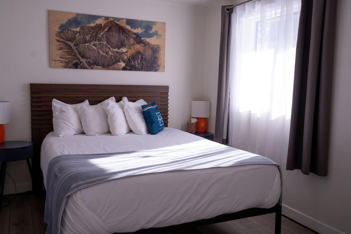 2 bedrooms, iron/ironing board, free WiFi, bed sheets