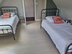 4 bedrooms, iron/ironing board, WiFi, bed sheets