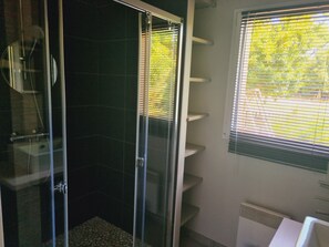 Badewanne, Haartrockner, Handtücher
