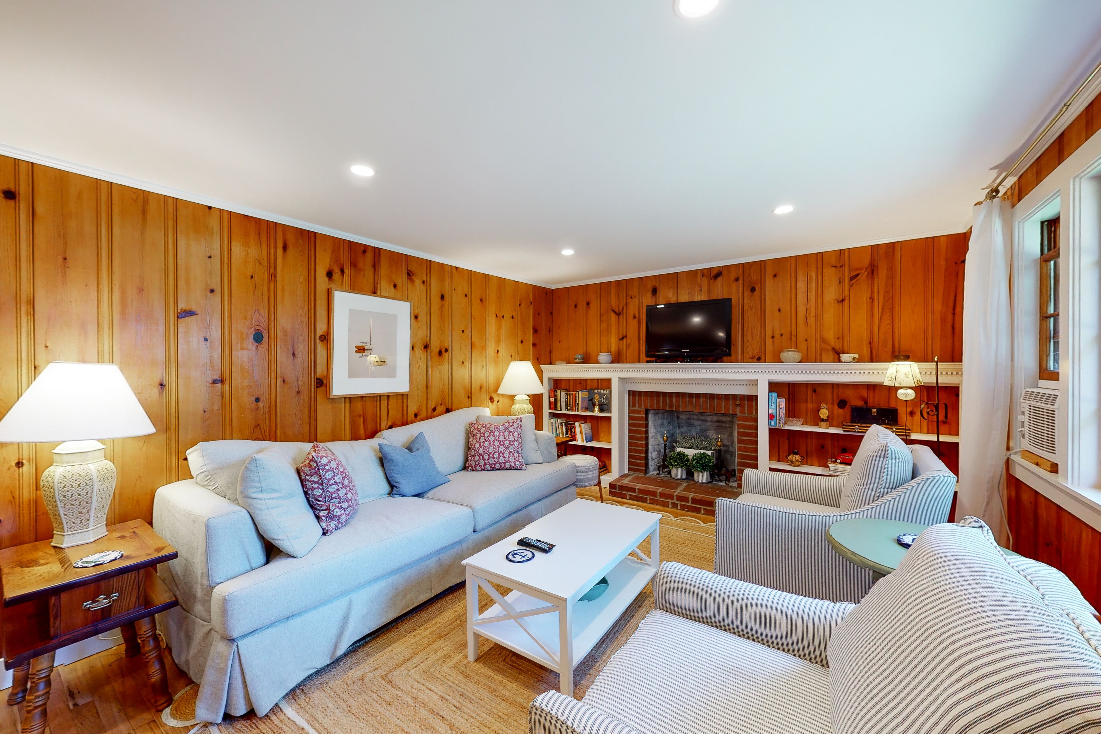 Dog-friendly cottage with great yard & 3 bikes - 1/2 mile to Earle Road Beach