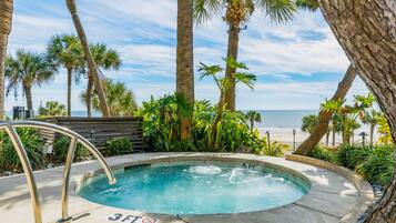 حمّام سباحة مُدفَّأ