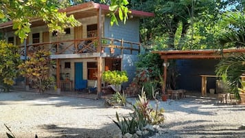 Vista frontal de la propiedad