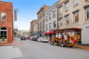 Exterior - Stunning City Market condo with W/D - walk to shops & dining (Savannah)