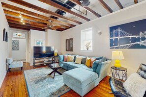 Televisión y chimenea 