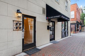 Le Café Gourmet offers bakery, breakfast, and lunch services from its entrance.
