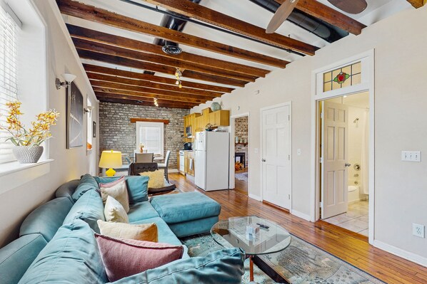 Televisión y chimenea 