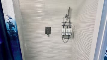 Habitación | Baño | Regadera, secadora de cabello, toallas, jabón