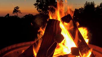 Vlak bij het strand, wit zand, strandlakens, kajakken