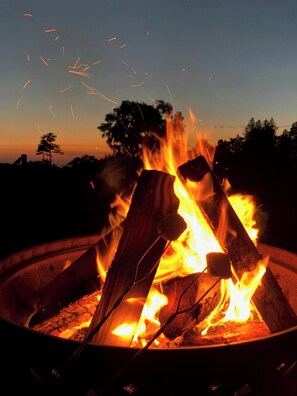 Beach nearby, white sand, beach towels, kayaking - Neptune's Grotto Waterfront Retreat (Spring Hill)