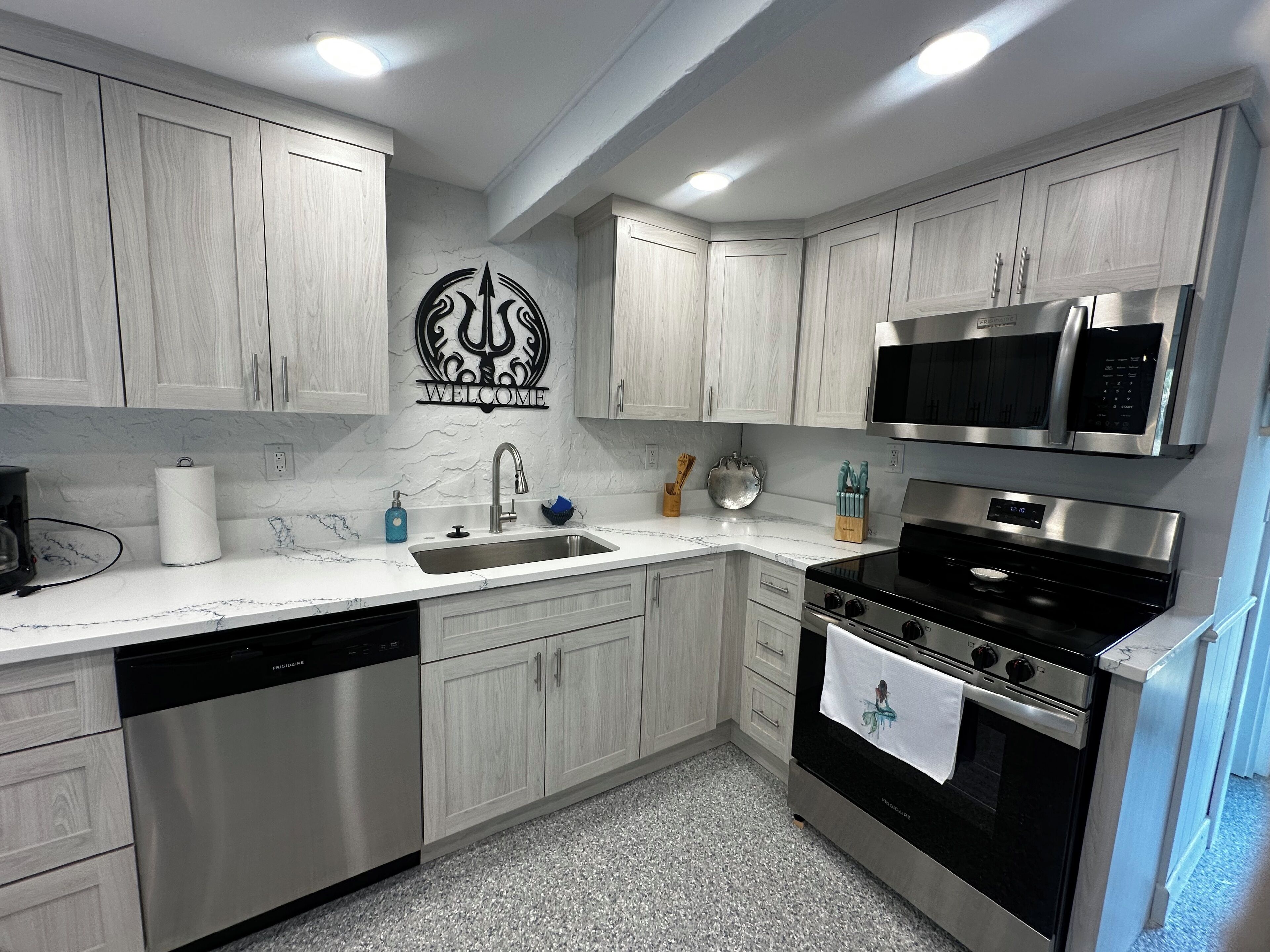 Family Townhome | Private kitchen | Mini-fridge, microwave, coffee/tea maker, toaster