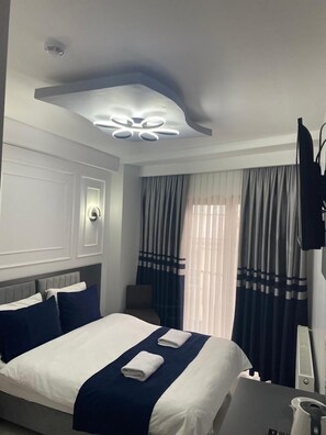 Quarto casal standard | Frigobar, escrivaninha, Wi-Fi de cortesia