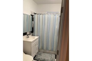 Baignoire, serviettes fournies, savon, papier toilette