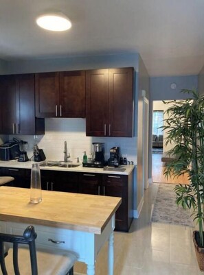 冷蔵庫、電子レンジ、オーブン、コンロ