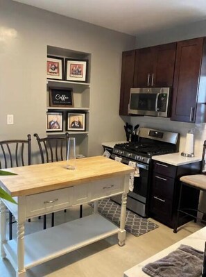 冷蔵庫、電子レンジ、オーブン、コンロ