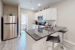 Kjøleskap, mikrobølgeovn, ovn og kokeplater