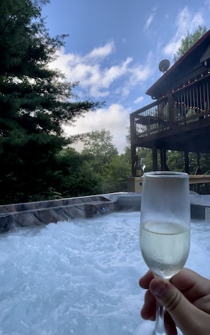 Outdoor spa tub - SkyBarn on Rocky Knob - Views, Relaxation, Adventure, Game Room & Hot Tub (Zionville)