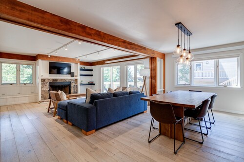 Cozy updated condo steps from ski lift with fireplace, balcony, & WiFi