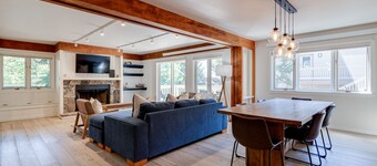 Cozy updated condo steps from ski lift with fireplace, balcony, & WiFi