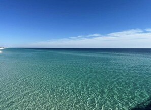 Nær stranden og strandhåndklær