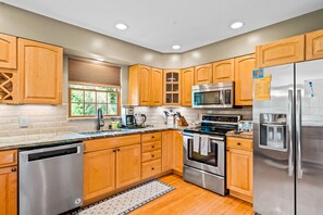 Refrigerador, microondas, horno y parrilla de estufa 