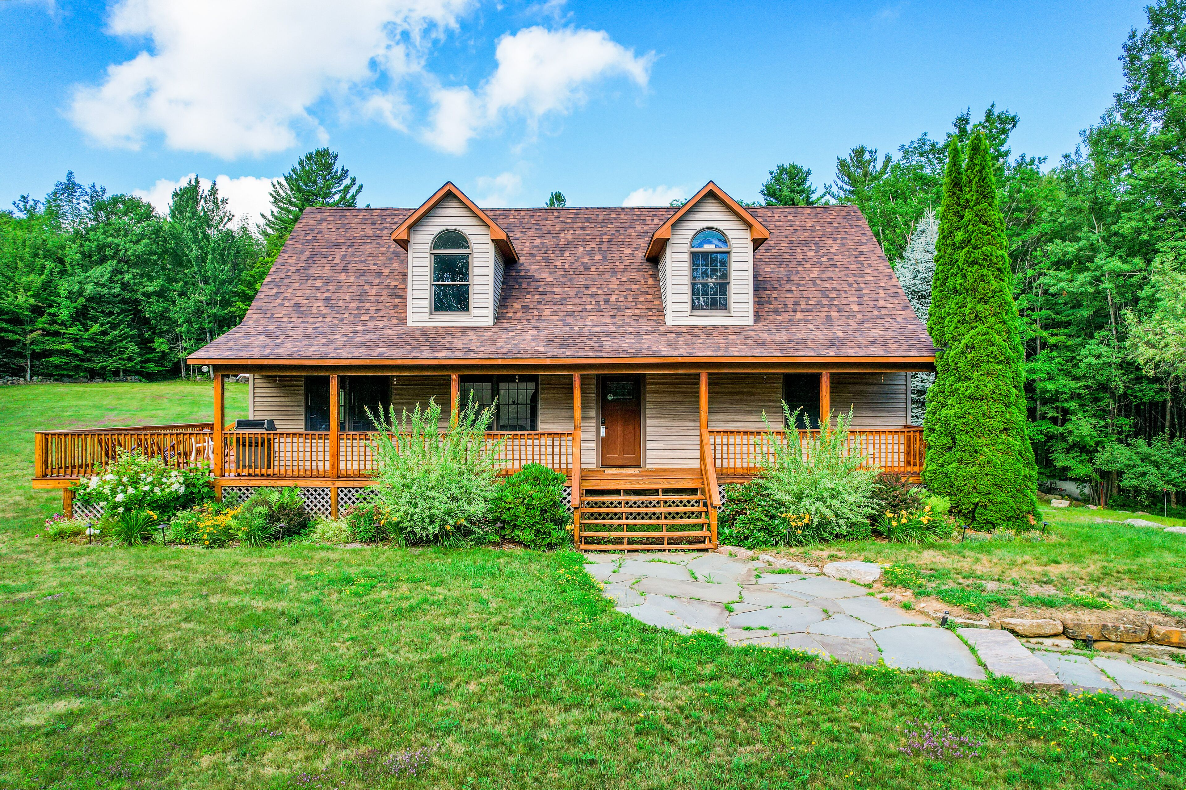 Quiet dog-friendly retreat with large yard, hot tub, deck, grill, foosball & W/D