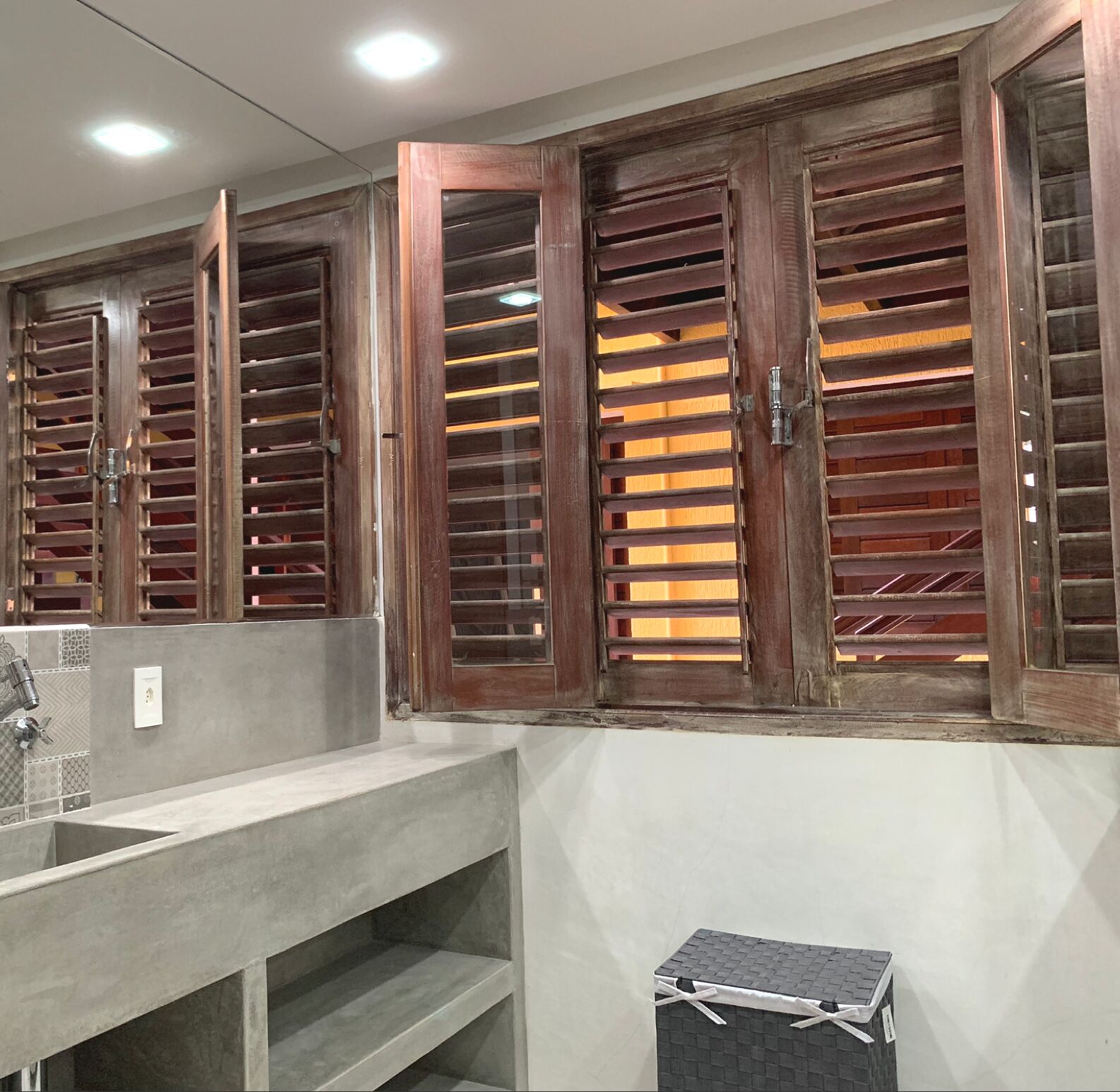 Departamento superior | Baño | Regadera, regadera tipo lluvia, toallas, jabón 