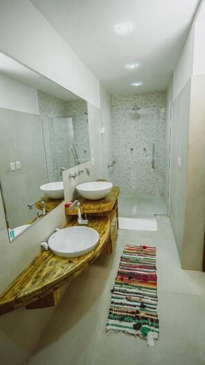 Tripla Standard, letti multipli | Bagno | Doccia, soffione a pioggia, asciugamani, sapone