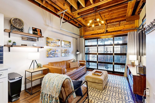 One-of-a-kind condo near downtown - pool, fitness room, central AC, washer/dryer