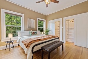 5 makuuhuonetta, työpöytä, silitysrauta/-lauta, vauvan matkasänky