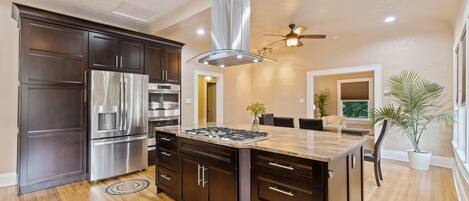 Refrigerador, microondas, horno y parrilla de estufa