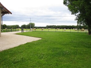 Property grounds - La Ferme de Chivières (SERLEY)
